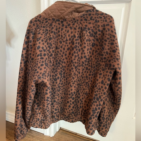 🌟HP🌟 Abercrombie Fleece Leopard Button-Down Jacket - Picture 2 of 3